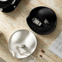 Plateaux décoratifs en céramique de style européen américain Boîte de rangement de bijoux personnalisée pour bagues Ornements de bureau d'entrée élégants