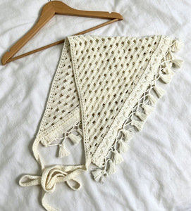 Foulard triangulaire ajouré tricoté avec pompons, style bohème, à nouer, pour femme - Product Image 4