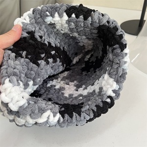Acogedor gorro de ganchillo colorido invierno cálido sombrero de cubo para mujeres niñas con oreja de gato gris hecho a mano de hilo grueso - Product Image 6