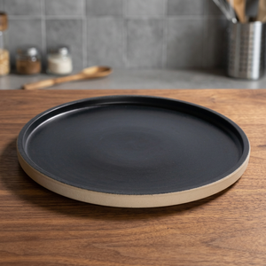 Assiette de service ronde en céramique 300 mm, design bohème, faite à la main, durable, antidérapante, finition noire mate pour la cuisine - Product Image 1