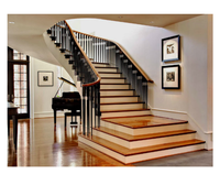 Escalier en bois massif de style moderne personnalisé pour la maison avec éclairage LED et garde-corps en verre trempé