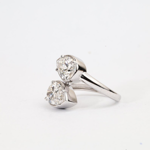 Anillo de compromiso Toi et Moi de lujo con diamantes cultivados en laboratorio, dos piedras de corte pera, ajustable, joyería de promesa. - Product Image 3