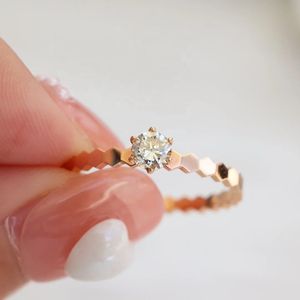 Bague Xinfly en or blanc 18 carats avec diamant solitaire taille ronde serti à griffes, motif nid d'abeille - Product Image 2