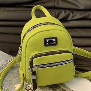 Mochila de mujer de moda en verde brillante con cremallera multicapa y diseño de colgante de cadena - Product Image 5