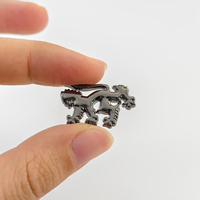 Broche personnalisée en alliage de zinc, épinglette 3D en relief, badge métallique étanche, logo écologique pour vêtements et sacs, vente en gros, OEM, faible MOQ