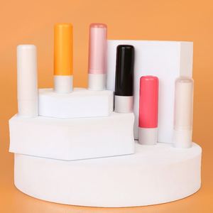 Bálsamo Labial al por Mayor en Envase de Plástico Suave y Delicado con la Piel, con Logotipo Personalizado, Ingredientes Naturales, Cera de Abeja y Sabor a Miel - Product Image 1