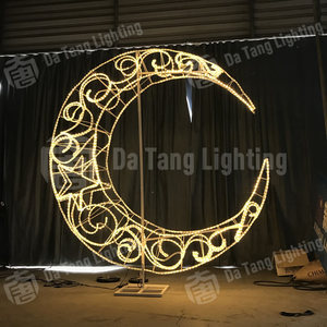 Grande sculpture LED en forme de croissant de lune et d'étoile pour le Ramadan, crée un repère festif pour les places de ville, les centres de villégiature et les événements de l'Aïd - Product Image 2
