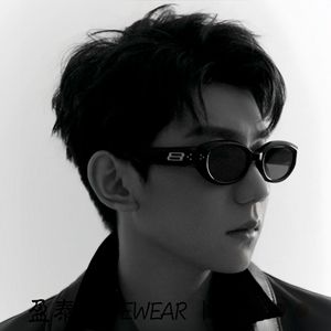 แว่นกันแดดทรงแคทอายแบบมีหมุดตกแต่ง รุ่น Mi Studded Irregular ป้องกันรังสียูวี 400 กรอบพลาสติกสีดำ แฟชั่นสตรีทสไตล์สำหรับผู้หญิง - Product Image 1