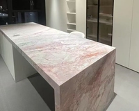 Dalles de marbre rose quartz de luxe pour revêtements de sol, murs d'accent rétroéclairés, îlots cascade et lavabos sculpturaux à veinage apparent