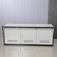 Console de salle de contrôle moderne, table de contrôle multifonctionnelle incurvée sur mesure pour centre de surveillance et de commandement