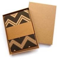 Boîte en carton rigide recyclable avec logo personnalisé, pelliculage mat et revêtement UV pour l'emballage de vêtements, pantalons, chaussettes, cadeaux et envois postaux