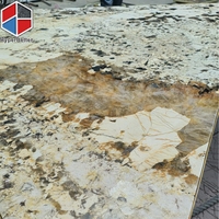 Grande table à manger triangulaire en marbre de Patagonie de luxe avec dessus en granit ensemble de 9 chaises