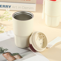 La tasse isotherme géante est conçue pour une grande capacité, avec un design doté d'une paille. C'est idéal pour une utilisation en extérieur, une portabilité optimale ou des voyages en voiture.
