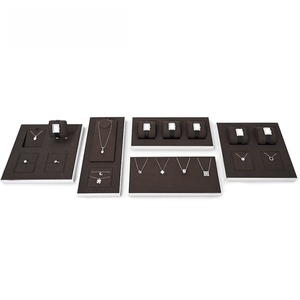 อุปกรณ์จัดแสดงเครื่องประดับหรูหราแบบกำหนดเอง วัสดุไมโครไฟเบอร์คุณภาพสูง สำหรับนาฬิกา สร้อยคอ แหวน ชั้นวางโชว์เครื่องประดับบนเคาน์เตอร์ - Product Image 5