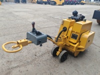 Mini-compacteur vibrant de 800 kg et 6 kW, machine de compactage hydraulique à conducteur marchant pour la compactation de petites chaussées et les espaces étroits
