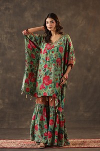 Compre un Conjunto de Kaftan Kurti con Estampado Floral y Sharara, un Elegante Atuendo Étnico Coordinado para Mujer, Ropa Festiva para Fiestas - Product Image 4