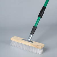 Brosse de nettoyage pour sols à long manche en nylon, brosse robuste à manche en bois pour terrasse, patio, garage