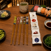 Coffret Cadeau de Couverts Nouvel An Japonais Style Maneki Neko : 5 Paires de Baguettes en Bambou et 5 Assiettes en Céramique pour l'Amitié et la Maison