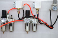 Mortaiseuse CNC pour trous de serrures de porte avec convoyeur avant pour chargement et déchargement, 12 outils ATC et pinces réglables pour la production de portes sur mesure