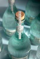 Vente en gros de mini bouteille d'alcool en verre de 750ml à rayures verticales avec bouchon d'étanchéité pour Gin Whisky Vodka et Tequila