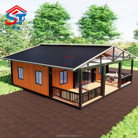 Maison conteneur préfabriquée modulaire extensible en acier avec toit en pente et terrasse pour usage résidentiel ou en station balnéaire