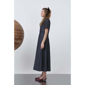 Robe midi en denim bleu marine pour femme, coupe évasée, style décontracté élégant pour tous les jours - Product Image 2