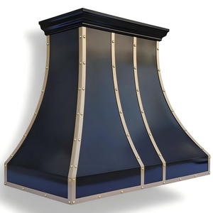 Maßgefertigte Villa-Wandhaube aus schwerem, farbbeschichtetem Edelstahl mit Messingakzenten und weichem, geschwungenem Glockenprofil - Product Image 1