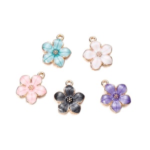 Pendentif mini fleur japonaise en alliage, breloque multicolore en forme de fleur de cerisier pour la fabrication de bracelets, composants de bijoux - Product Image 2