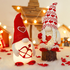 Décoration de lanterne de la Saint-Valentin, poupée en tissu tricoté, homme de la forêt tenant une fleur, poupée sans visage amoureuse - Product Image 5