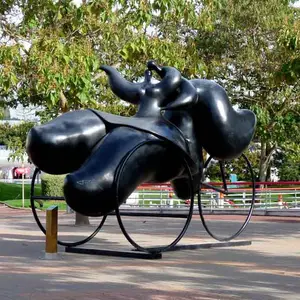 户外街抽象艺术一对夫妇在三轮车雕像雕塑青铜上接吻