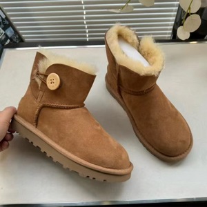 Botas de nieve de piel de oveja para mujer, de una pieza, con botón de madera, modelo 3352, clásicas, de caña baja y forro de lana. - Product Image 3