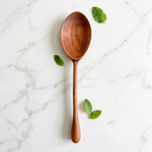 Cuillère de cuisine traditionnelle en teck, finition lisse, durable, résistante à la chaleur, élégante, pour remuer, servir et usage quotidien - Product Image 1