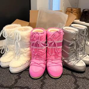 Botas de nieve clásicas MOON de diseñador de lujo de alta gama, a la moda, con suela gruesa, impermeables, con parte superior de lona afelpada y cordones. - Product Image 1