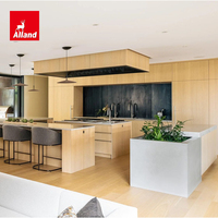Ensemble d'armoires de cuisine Alland en chêne massif avec îlot double face, design ouvert, luxe, avec armoire supérieure flottante en bois sur mesure