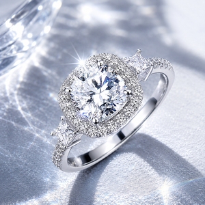 Anello di Fidanzamento con Moissanite Taglio Principessa e Halo in Argento Sterling 925, Gioiello Promessa Eterna per Donne - Product Image 1
