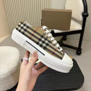 Chaussures en toile de haute qualité avec un design rayé luxueux et tendance. Chaussures de sport à semelles épaisses. Chaussures de marche pour l'été. - Product Image 1