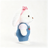 Adorable lapin en peluche debout, style ferme, avec broderie de carotte, salopette en jean, jouet en peluche doux