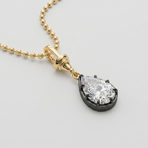 Pendentif goutte en argent sterling 925 avec zircone cubique taille poire, monture plaquée or 18 carats et finition couleur bronze. - Product Image 2