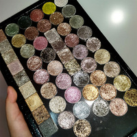 Palette de fards à paupières haute pigmentation, effet scintillant, mat et métallique, formule estompable, waterproof, cruelty-free, vegan.