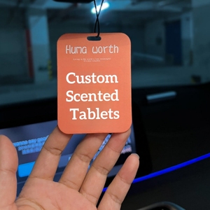 Tablettes parfumées pour voiture avec logo personnalisé, diffuseur de parfum suspendu fait main avec parfum longue durée - Product Image 1