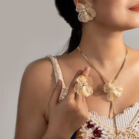 Ensemble de bijoux collier, boucles d'oreilles et bague de style hyperbole tendance, alliage fleur avec perle, pour les fêtes des femmes