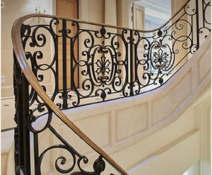 Barandilla de escalera de hierro forjado de lujo, barandilla curva para balcón, diseño ornamentado con volutas, decoración interior para villas, con recubrimiento en polvo. - Product Image 3