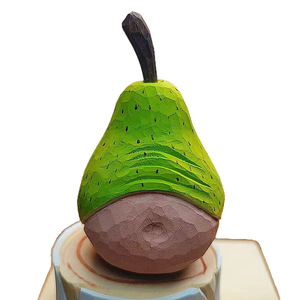 Ornement décoratif miniature en bois de tilleul sculpté à la main en forme de poire, pour bureau ou voiture, idéal comme cadeau - Product Image 5
