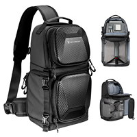 Sac à bandoulière pour appareil photo K&F Concept, un appareil photo avec deux objectifs, en cuir noir, compartiments supérieur et inférieur en tissu.