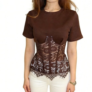 Camiseta de encaje para mujer con contraste, manga corta, top ajustado con dobladillo a la moda - Product Image 1