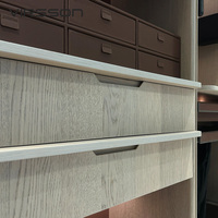 Sistema Armadio Walk-In di Lusso Grigio Antracite con Doppie Asta Appendiabiti, Ripiani Aperti e Ottomana, Design Personalizzato