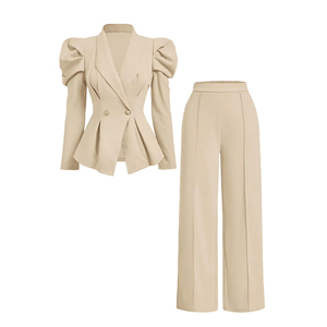 Costume deux pièces sur mesure pour femme, blazer et pantalon élégants, pour le bureau, les occasions professionnelles et les occasions formelles estivales - Product Image 3