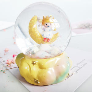 Boule de <span class=keywords><strong>neige</strong></span> artificielle lumineuse <span class=keywords><strong>Prince</strong></span> de 100 mm personnalisée, décoration de Noël, fabriquée en résine et en verre, pour cadeaux, décoration de la maison - Product Image 6