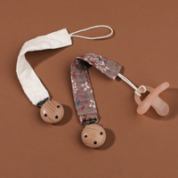 Chaîne pour bébé nouveau-né Muslinlife avec impression en mousseline, attaches-sucettes en coton tissé à la main avec anneau de dentition en bois de hêtre