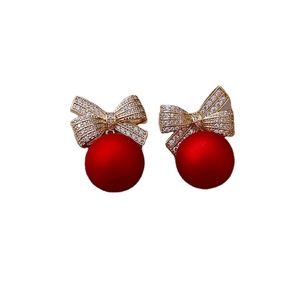 Gran oferta, Pendientes colgantes <span class=keywords><strong>de</strong></span> perlas geométricas a la moda para mujer, diamantes <span class=keywords><strong>de</strong></span> cristal chapados en <span class=keywords><strong>oro</strong></span> en colores blanco, negro y rojo, <span class=keywords><strong>venta</strong></span> al por mayor - Product Image 4